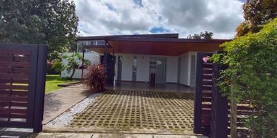 Casa campestre en arriendo en Gualanday, Rionegro, lote de 2000 m2, construccion de 350 m2 de un solo nivel. Cuenta con tres habitaciones, cada una con clóset y baño privado; cuarto de servicio con baño; sala, comedor, salón social en vidrio, cocina integral, baño social, zona de ropas, terraza abierta, zona verde y garaje doble cubierto. Está ubicada cerca de vías de acceso a Llanogrande, del mall de Gualanday, supermercados, tiendas de cadena, restaurantes, transporte público y a pocos minutos de San Antonio de Pereira.



. 
