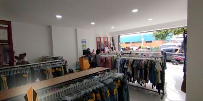 Local en arriendo en barrio Colombia, Laureles
Ubicado en el vibrante corazón del barrio Colombia, este local de 95 m² te ofrece una vitrina inmejorable sobre la Av. Pintuco. Con 7.2 m de frente y 13 m de fondo, es ideal para exhibir tu marca con visibilidad total. Cuenta con cocineta, baño, puerta tipo persiana, alarma instalada y piso en baldosa común. Su clasificación de mixtura alta lo hace perfecto para negocios comerciales o industriales. A solo pasos de Premium Plaza, Punto Clave y con acceso inmediato por la 30, Av. Las Vegas y Av. El Poblado. Es una oportunidad estratégica en una zona de alto flujo y constante crecimiento. ¡Haz que tu negocio se destaque en el mejor punto! Contáctanos y agenda tu visita hoy.