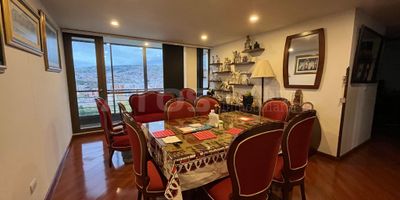 ¡Vive en el norte de Tunja como siempre lo soñaste! Atos Inmobiliaria te ofrece un espectacular apartamento en el exclusivo sector Lombardía, una zona tranquila, segura y de alta valorización. A pasos de la Universidad Santo Tomás, clínicas, colegios, supermercados y los centros comerciales Unicentro y Viva. Todo lo que necesitas, ¡a tu alcance! Disfruta de espacios amplios y acogedores: dos habitaciones, dos baños, sala-comedor, cocina integral, zona de ropas y dos terrazas cubiertas con vista increíble. Además, cuenta con su propio parqueadero y deposito para mayor comodidad. Edificio con piscina, gimnasio, squash, salón social, ascensor, vigilancia 24/7, parqueadero privado, depósito y más. ¡Una oportunidad única para vivir o invertir! Agenda tu cita y contáctanos ya.