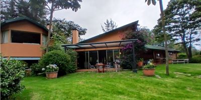 Finca el redil, predio rural, vereda rio frio oriental, municipio de Tabio.

Lote: área 1 hectárea, 3.080 m2, ACTIVIDAD DE EXPLOTACIÓN: finca de recreo, casa mayordomo y actividad 100% de explotación agrícola. CONSTRUCCIONES: CASA PRINCIPAL: Edad entre 30 a 40 años, 1 piso y altillo. Dependencias: hall de acceso, comedor, salón con chimenea, cocina, alacena, 2 alcobas, baño de servicio, área de ropas, terraza, hall de alcobas, baño de alcobas, estudio, una alcoba con Vestier y baño. Altillo una alcoba con Vestier y baño. Terraza exterior con área de BBQ. Casa mayordomo: área de cocina, servicio y habitación.  

SERVICIOS PUBLICOS: Energía eléctrica codensa y recursos hídricos: agua del acueducto veredal el hornillo y colinda con lindero occidental del rio frio.
