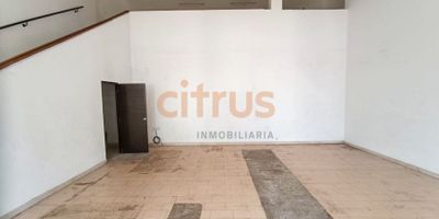 Local ubicado en Itagüí cerca de la autopista, el local tiene 139 m2 distribuidos en 2 niveles, el primer piso tiene 59 m2 y el segundo piso tiene 80 m2, cuenta con parqueadero privado según disponibilidad del centro comercial y parqueadero para visitantes, tiene cómodas vías de acceso y cercana a transporte público, en el valor del canon esta incluida la administración, el canon es mas IVA.