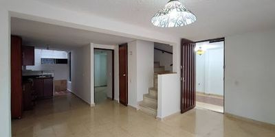 Casa de dos niveles en arriendo en Sabaneta, con buenos acabados y excelente iluminación. Cuenta con 3 habitaciones con clóset, 1 baño cabinado, 1 baño social, sala-comedor, cocina integral, zona de ropas, balcón, terraza de aproximadamente 30 m² y parqueadero cubierto. Ubicada en zona residencial tranquila, cerca del hospital Venancio Díaz, supermercados, tiendas, iglesia, Mall Vegas Plaza, estación del metro La Estrella y vías principales como la avenida Las Vegas y la autopista Sur, con buena ruta de transporte público.