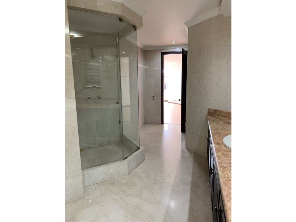 Apartamento de 4 alcobas en arriendo en Chico, Bogotá, 700 m² · foto 7 de 20