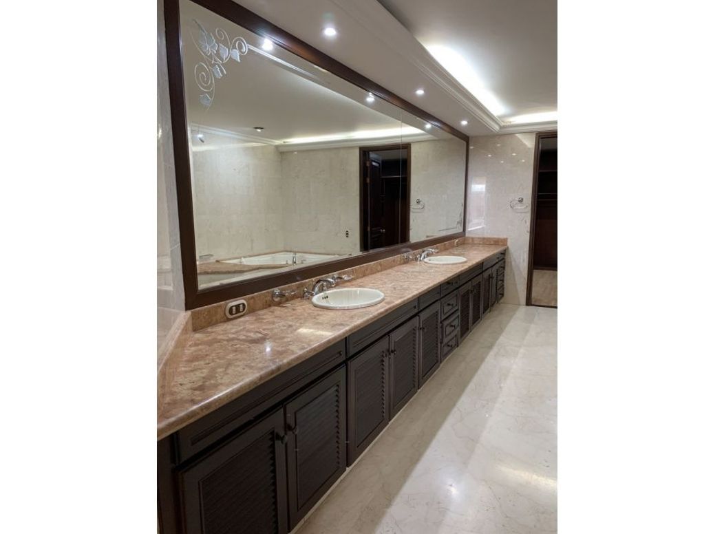 Apartamento de 4 alcobas en arriendo en Chico, Bogotá, 700 m² · foto 11 de 20