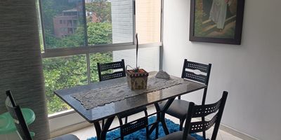 ¡Apartamento a excelente precio en Envigado! 61 m², 3 habitaciones, 2 baños, sala-comedor, cocina integral, zona de ropas, piscina, salón social, juegos infantiles y portería 24/7. ¡Tu hogar ideal por solo $360.000.000! (5to piso sin ascensor)