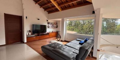 Espectacular Casa Campestre en Hacienda San Sebastián - Las Begonias, cerca del Aeropuerto de Guaymaral.

Esta propiedad es única y te ofrece la combinación perfecta entre lujo, tranquilidad y comodidad. Un verdadero refugio campestre que está cerca de todo y lista para disfrutar. ¡Aceptamos todos los bancos!

Características de la casa:
2 Parqueaderos propios
Cocina integral: Espaciosa y moderna
Depósito: Espacio adicional de almacenamiento.
Habitación de servicio: Con baño propio.
Habitación de visitantes: Perfecta para recibir a tus seres queridos.
2 elegantes salas ideales para el entretenimiento y descanso.
3 baños completos.
Segunda planta:
4 habitaciones, cada una con su baño privado.
Sala adicional: Para disfrutar en familia.
3 balcones con vistas espectaculares al entorno natural.
Exterior:
Hermoso jardín
Zona de lavandería

¡Aprovecha esta oportunidad! Esta casa campestre es el hogar perfecto para quien busca un estilo de vida tranquilo
