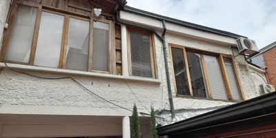 Magnifico local sobre la avenida Nutibara muy cerca a la avenida Jardin y a los dos parques de Laureles, lo cual asegura un facil acceso y permite disponer de una amplia oferta comercial y gastronomica. Que esperas para comunicarte con nosotros?