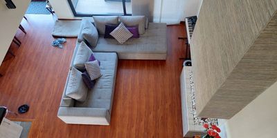 Vendo Casa Cajicá  vereda Rio Grande , el bejucal; con lote de 798  metros Casa de dos niveles . Primer piso  consta: Hall de entrada amplio. sala   doble altura con chimenea a gas , comedor, baño social, cocina tipo americano, área de lavandería , bodega, cuarto y baño del servicio, zona verde amplia privada, con terraza y pérgola. tiene una  oficina   exterior privada. . Segundo nivel : hall de alcobas amplio con biblioteca, alcoba principal con baño y walking closet, balcón, dos alcobas cada una con baño walking closet y balcón , sala de estar de Tv . Tres parqueaderos privados. Ubicación cerca a colegios, centro comercial Fontanar restaurantes, clínica Marly. Fáciles vías de acceso. Portería vigilancia 24 / 7