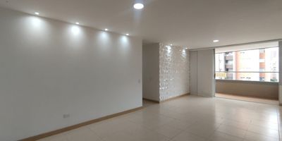 Este hermoso apartamento, ubicado en una zona privilegiada de Sabaneta, ofrece una conexion unica con la naturaleza gracias a su balcon con vistas a un entorno natural. Los amplios espacios interiores y su distribucion bien pensada garantizan comodidad y elegancia, complementados por un parqueadero y un cuarto util. Ubicado en un sector residencial muy agradable, el apartamento se encuentra en un ambiente tranquilo y exclusivo. Ademas, su ubicacion estrategica ofrece muy facil acceso al transporte publico, facilitando la movilidad por la ciudad. Es la eleccion ideal para quienes buscan un hogar moderno cerca de la naturaleza, con todas las comodidades de la vida urbana en Sabaneta.