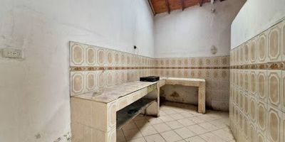 Se vende casa esquinera con lote en el barrio La Mina, parte baja, con gran potencial para desarrollar un proyecto inmobiliario. La propiedad cuenta con una ubicación estratégica, frente a dos calles, y ofrece la posibilidad de construir un local comercial y 3 unidades de vivienda. Aunque la casa es de antigua construcción, su estructura sólida y la ubicación privilegiada la convierten en una oportunidad única para inversores y desarrolladores inmobiliarios.