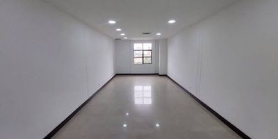 Oficina para arriendo en las castillas, el poblado de 48 m², ubicada en unidad cerrada con portería las 24 horas. cuenta con baño social, garaje sencillo para un vehículo y cuarto útil. excelente ubicación, cercana a centros comerciales, hospitales y con fácil acceso al transporte público. Código de Abad Faciolince OFI1008. Asesor Alexander Vanegas 3127571291.