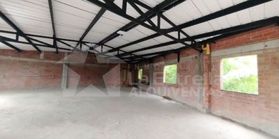 Bodega o Local en Arriendo – Canalización de La Iguana, Medellín Ubicada en la canalización de La Iguana, con ingreso al lado de la portería de la Universidad Nacional por la autopista, ofrece excelente accesibilidad y visibilidad.Cuenta con un área de 150 metros cuadrados, piso en cemento, dos baños y un cafetín, todo en el tercer piso, lo que lo convierte en un espacio versátil para almacenamiento, oficinas, talleres, etc...Importante: No está habilitado para vivienda ni discotecas.