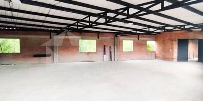 Bodega o Local en Arriendo – Canalización de La Iguana, Medellín Ubicada en la canalización de La Iguana, con ingreso al lado de la portería de la Universidad Nacional por la autopista, ofrece excelente accesibilidad y visibilidad.Cuenta con un área de 150 metros cuadrados, piso en cemento, dos baños y un cafetín, todo en el cuarto piso, lo que lo convierte en un espacio versátil para almacenamiento, oficinas, talleres, etc...Importante: No está habilitado para vivienda ni discotecas.