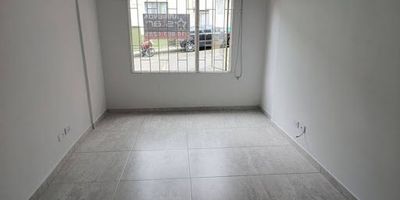 Venta apartamento en Vélez, cerca de la Avenida Paralela y Ondas de Otún. Cuenta con 2 alcobas con closet, 1 baño, salacomedor, cocina integral con gas natural, zona de ropas independiente y calentador a gas natural. Cuenta con acceso continuo a servicio de transporte público, cerca también encontraras Supermercados como el D1, tiendas de barrio, ubicado a unos minutos del Hospital de Caldas, del centro de la ciudad y de la iglesia de Cristo Rey. No esperes más y agenda tun cita.  Para mayor información nos puedes contactar vía telefónica o vía WhatsApp al 3148014286.