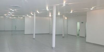 Excelente local sobre vía principal   buenos acabados,  vitrina comercial,  cerca a restaurantes,  bancos , centros comerciales .