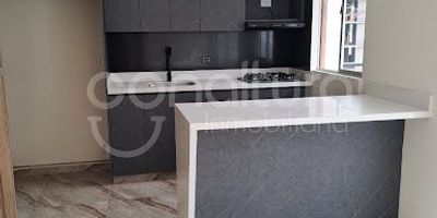 472-4827 Conaltura Inmobiliaria ofrece apartamento en venta en Bello sector Santa Ana barrio Serramonte, cuenta con 3 alcobas, 2 closets, 2 baños, Vestier, doble balcón, sala comedor, calentador a gas, cocina integral, estufa a gas, pisos en cerámica, parqueadero y cuarto útil. Ubicado en conjunto cerrado con 2 ascensores, portería vigilancia 24 horas, zonas comunes en construcción.