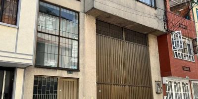  En Julio Herrera Inmobiliaria te presentamos esta espectacular, BODEGA EN ARRIENDO, VILLAS DEL DORADO, BOGOTÁ

Esta espectacular bodega de 220 m2, ubicada en el corazón de Villas del Dorado, combina funcionalidad, ubicación estratégica y excelente estado.

 Área total 220 m2
Doble altura, totalmente terminada
1 baño privado
Oficina independiente
 Mezanine funcional que optimiza el espacio
 Excelente iluminación y ventilación

Acceso fácil a vías principales y transporte público

 Restricciones de uso No se permite carpintería, talleres mecánicos ni actividades de ornamentación

Ideal para

Centros de distribución

Almacenamiento

Comercio al por mayor

Oficinas con espacio de bodega

 Contáctanos y agenda tu visita 