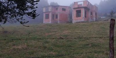 Lote de 4250 metros  con dos casa en construcción una en obra gris para acabados , la otra en obra negra para ampliar , a cuatro kilómetros de la vía principal, con licencia de construcción lugar muy tranquilo y seguro .