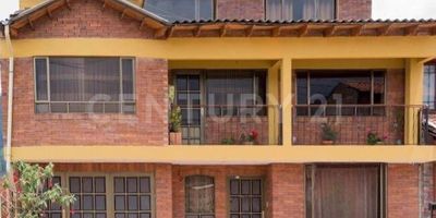 a casa en la Calle 9 Este #0-72, Santa Helena Tabio, destaca por sus excelentes acabados y su distribución en 3 niveles.
En el primer nivel, se encuentra un apartamento con 3 alcobas, 2 baños, sala comedor, patio de ropas y cocina integral. Este nivel también cuenta con acceso al garaje.
El segundo nivel alberga 3 habitaciones con closet, 2 baños, sala comedor, cocina integral y un balcón que proporciona un espacio adicional y luminoso.
En el tercer nivel, se dispone de una alcoba, un estudio, un baño y una terraza con zona BBQ, ideal para disfrutar de momentos al aire libre y reuniones con familia y amigos.