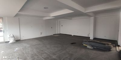 Local Comercial en Arriendo - Segundo Piso, Centro Comercial
Se arrienda local Local Comercial en Arriendo - Segundo Piso, Centro Comercial, con excelente ubicación y visibilidad.
- Baños públicos en zona común
- Cafetería en el mismo centro comercial
- Vecinos comerciales como Servientrega, entre otros
Características Ideales para:
- Spa para mascotas
- Negocios relacionados con servicios para mascotas
- Emprendimientos que requieren un espacio accesible y visible

Ventajas:
- Ubicación estratégica dentro de un centro comercial concurrido
- Acceso fácil y cómodo para clientes y proveedores
- Oportunidad de establecer alianzas comerciales con vecinos del centro comercial

No pierdas esta oportunidad de establecer tu negocio en un lugar estratégico y concurrido. Contáctanos para obtener más información y agendar una visita. Cod: 4106