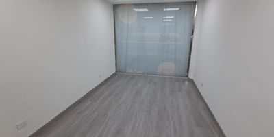 Local en arriendo en centro comercial, con muy buena ubicación, cerca a estación del metro, vias principales, servicio de transporte público, restaurantes, hoteles, supermercados y múltiples servicios complementarios del sector. Cuenta con piso en porcelanato, 2 niveles, 2 espacios, baño privado, cableado de red, techo cielo raso, aire acondicionado central. El Conjunto cuenta con ascensor, auditorio, baños comunales, parking visitantes con costo, bahía de parqueo, planta eléctrica, vigilancia 24 horas, citofonia y circuito cerrado de tv.    Inmueble sujeto a verificación de disponibilidad.
