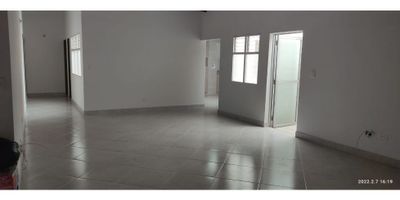 Arriendo apartamento de 3 alcobas en Calasanz.

3 Piso. 

Área de 160 mts, consta de 3 alcobas cada una con closet, 2 baños, sala comedor, cocina integral con red de gas, biblioteca, balcón, patio,  pieza servicio+baño, piso en ceramica, parqueadero para moto.

 
