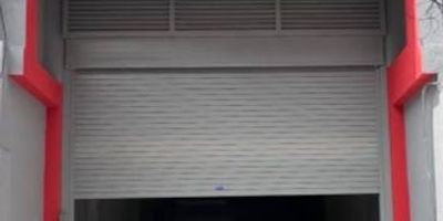 ¡OPORTUNIDAD DE NEGOCIO! Bodega en Venta en el Centro de Pereira - Excelente Ubicación para Cargue y Descargue en una zona estratégica para empresas que buscan visibilidad y facilidad logística. Características, primer Piso: 118 m², ideal para almacenaje o uso comercial. Mezanine: 50 m² adicionales, con gran potencial para oficinas o área de trabajo. Entrada: 12 m² de acceso directo. Zona de Descargue: 56 m², espacio amplio y práctico para operaciones logísticas.
Ventajas de la Ubicación: Zona de alta circulación y visibilidad. Acceso directo y fácil para vehículos de carga. Ideal para empresas de distribución, comercio, almacenamiento y más. ¿Por qué elegir esta bodega? Ubicación estratégica: Cercana a vías principales y con acceso rápido a diferentes puntos de la ciudad.
Espacios bien distribuidos para facilitar las operaciones de tu negocio. ¡Haz de esta bodega tu nuevo espacio de trabajo y lleva tu negocio al siguiente nivel!
Contáctanos para más información o para agendar una visita.