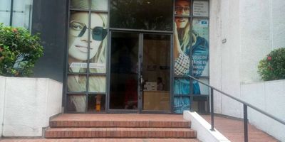 Descubre este amplio local ubicado en una zona privilegiada de la ciudad. Con 99.9 metros cuadrados, este espacio ofrece infinitas posibilidades para tu negocio. Con un baño disponible, es ideal para adaptarse a tus necesidades comerciales. Su ubicación estratégica garantiza una alta visibilidad y tráfico de clientes potenciales. No pierdas la oportunidad de establecer tu negocio en este local versátil y bien ubicado. ¡Contáctanos para más información!