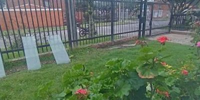 área 450 mts, 4 alcobas, sala comedor con chimenea, sala star,  estudio, jardín exterior, cuarto y baño de servicio, zona lavandería independiente,calentador a gas, patio interno, 4 parqueaderos 399-2290