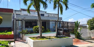 Casa en arriendo de 203 m², amplia y bien iluminada, ideal para familias. Cuenta con 4 alcobas, 3 baños, cocina integral, sala-comedor espaciosa y zona de lavandería. Ubicada en un sector seguro y tranquilo, con excelente acceso a vías principales. Muy cerca de centros comerciales, supermercados, colegios y transporte público. Perfecta combinación de comodidad, ubicación y seguridad.