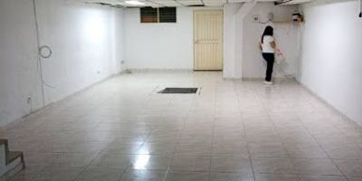 ¡BODEGA EN RENTA! Ubicación Estratégica en el Centro de Pereira ¿Buscas una bodega funcional, bien ubicada y lista para operar? ¡Esta es la oportunidad perfecta! Ubicación con fácil acceso y excelente visibilidad. Características Dos entradas independientes, lo que facilita el manejo operativo y logístico. Piso en cerámica en toda el área, espacios amplios y bien distribuidos, listos para adaptar según tus necesidades. Ideal para Talleres de confección o fabricación de ropa, bodega de almacenamiento, distribuidoras, pequeñas industrias, comercios mayoristas. ¡No dejes pasar esta excelente oportunidad de inversión en una de las zonas más comerciales de Pereira! Contáctanos para más información o agenda una visita.