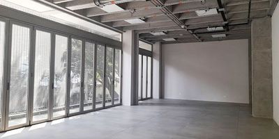 Local para arriendo sector estratégico, muy transcurrido, exclusivo, cerca a parques principales, restaurantes, rutas de transporte publico y una gran variedad  de servicios complementarios. Piso en concreto, 1 espacio, baños, cableado de red, techo cielo raso, divisiones en material, energía monofásica, vitrina y parqueadero cubierto. Cuenta con ascensor, vigilancia 24 hrs, baños comunales, y circuito cerrado de tv.  Inmuebles sujetos a verificación de disponibilidad.