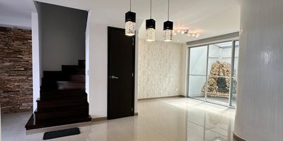Casa en venta en Maraya en unidad cerrada, cerca a supermercados de cadena, rutas de transporte público y servicios complementarios de la zona. Cuenta con sala y comedor independientes, pisos en porcelanato, madera laminada y cerámica, cuatro alcobas, cuatro baños, cocina integral en mesón de mármol, zona de servicios, zona de ropas, estufa y calentador a gas. La unidad posee de dos parqueaderos cubiertos, piscina, gimnasio, salón comunal, sauna turco, parques infantiles, placa polideportiva y zonas verdes. Cuenta con circuito cerrado de TV, portería y vigilancia las 24 horas. Inmuebles sujetos a verificación de disponibilidad. Venta Maraya Pereira