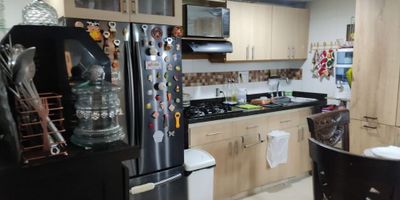 Apartamento en Venta Uribe Angel Envigado

 

Apartamento 3 habitaciones, sala comedor,
Cocina integral, 2 baños, red de gas alentador,
Pisos en cerámica.

Portería las 24 horas, parqueadero, zonas verdes,

Cerca al hospital Manuel Uribe ángel, a súper mercados D1
Farmacias y tiendas, con fácil acceso
Al transporte público.
