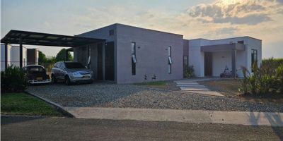 ? Casa en Venta en Exclusivo Condominio – Villavicencio

Vive en una zona tranquila y privilegiada dentro del casco urbano de Villavicencio, en una casa moderna, rodeada de naturaleza y con todas las comodidades que tú y tu familia merecen.

? Características del inmueble:


 
 Área de lote: 1.200 m²
 
 
 Área construida: 250 m² habitables
 
 
 Estrato: 3
 
 
 Antigüedad: 2 años
 


?️ Distribución interior:


 
 4 habitaciones, cada una con baño privado y aire acondicionado
 
 
 Sala, comedor y hall de alcobas
 
 
 Cocina funcional
 
 
 Tanque de reserva de agua + sistema Hidroflow
 


? Servicios incluidos:


 
 Agua (planta propia, no se paga consumo)
 
 
 Luz, gas e internet
 


?️ Características del condominio:


 
 Condominio cerrado dentro del casco urbano
 
 
 Piscina para niños y adultos
 
 
 Cancha de tenis
 
 
 Parque infantil
 
 
 Salón comunal
 
 
 Sendero ecológico
 
 
 Zonas comunes ideales para el descanso y la recreación
 
 
 Seguridad y entorno natural
 


✅ Ideal para quienes buscan tranquilidad, amplitud, buena ubicación y contacto con la naturaleza, sin salir de la ciudad.

? ¿Te interesa? Agenda tu visita o solicita más información.
