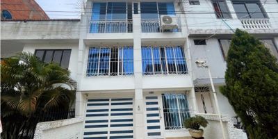 ¡Oportunidad única! Hermosa casa completamente remodelada, ubicada en un entorno privilegiado de estrato 5 en el sur de Cali, que combina perfectamente la vida urbana con la tranquilidad de la naturaleza. Con un área de 220 m² distribuidos en tres niveles, cuenta con 5 habitaciones (la principal con baño y vestier), estudio u oficina, cocina integral, 2 baños modernos, garaje con puerta eléctrica, patio y zona de oficios independiente. Se encuentra a pocos minutos del centro comercial Jardín Plaza, Clínica Valle del Lili, Carrera 83C, Autopista Simón Bolívar, Olímpica del Caney y Caney Plaza. La propiedad ha sido completamente renovada, incluye muebles empotrados en diferentes espacios y sistema de cámaras de seguridad, ofreciendo comodidad, estilo y protección. ¡No dejes pasar esta oportunidad de vivir rodeado de verde sin renunciar a las comodidades urbanas! Código 8953482.
