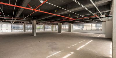 Arriendo Oficina exterior de 530 metros cuadrados, en obra gris. Ubicada en séptimo piso de edificio corporativo de nueve pisos. La oficina cuenta con  red contraincendios, espacio abierto para adecuar según necesidad, batería de baños para hombres y mujeres. El edificio cuenta con dos ascensores inteligentes, escaleras de emergencia, recepción, dos molinetes de ingreso, gabinete contraincendios, planta de suplencia total, cámaras de seguridad, vigilancia 24/7, treinta parqueaderos para visitantes, bicicleteros y terraza para para almuerzo de los empleados. Estratégicamente ubicado, rodeado de importantes vías de acceso como la Calle cien, la Carrera novena y la Carrera Quince. Zona comercial con un mercado  dinámico en  en constante crecimiento.  Transporte cercano SITP.