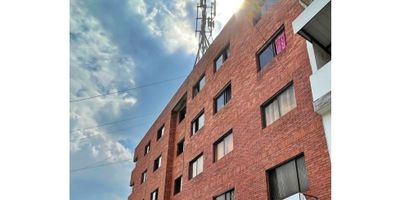 VENTA EDIFICIO ESQUINERO CINCO PISOS EN EL CENTRICO Y COMERCIAL BARRIO ALAMEDA, CON 8 APARTAMENTOS, TERRAZA Y CUATRO  LOCALES COMERCIALES RENTANDO. Excelente ubicacion sobre calles comerciales,  Son 8 apartamentos con 3 habitaciones, 1 es la principal, 3  con su respectivo baño. 1 baño social, sala, comedor, cocina integral.Los 2 primeros apartamentos tienen patio. Segundo piso: 100m2 •Tercer, cuarto y quinto piso: 6 aptos de 90m2.Tiene bahía para estacionar carros y motos.  Son 4 locales cada uno con su baño.  1 terraza, un garaje donde    está ubicado los contadores de agua y luz. Area de terreno 192.

 

