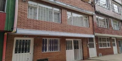 Inmobiliaria la Española codigo10115
 CASA 3 PISOS RENTABLE
Primer piso, Apartamento con 2 habitaciones, sala comedor, cocina, 1 baño, patio de ropas.
Segundo piso, Apartamento con 2 habitaciones, sala comedor, cocina, 1 baño.
Tercer piso, Patio de ropas, terraza.