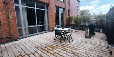 El privilegio del diseño contemporáneo se manifiesta en cada detalle de este exclusivo espacio. Los techos de gran altura acentúan la amplitud, mientras que la cocina abierta, equipada con estufa de inducción, horno y mesón, se integra armónicamente al comedor y la sala. Estos espacios se conectan a través de una moderna chimenea a gas, y se abren hacia el exterior mediante un balcón que aporta luz natural y vista despejada.

Con zona de lavandería, un baño social y dos habitaciones iluminadas, cada una con baño privado y acceso directo a la terraza con zona BBQ de 45 M2 .

El edificio complementa esta experiencia residencial con una completa oferta de servicios: auditorio moderno, cava de vinos, gimnasio totalmente dotado, dos salas de juntas, salón para eventos, zonas de lavandería y parqueaderos para visitantes.