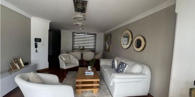 ¡Increíble apartamento en venta en una de las mejores zonas de Armenia Quindío!Se vende espectacular apartamento de 132 m², ubicado en una zona privilegiada de la ciudad. Este amplio y cómodo hogar cuenta con:✅ 3 habitaciones amplias y luminosas✅ Estudio, ideal para oficina en casa o sala de TV✅ Cuarto adicional tipo bodega, perfecto para almacenamiento✅Sala y comedor amplias y luminosas.✅Cocina integral ✅zona de ropas✅ 1 parqueadero privado✅ Espacios amplios y bien distribuidos, con excelente iluminación naturalUbicado en un sector exclusivo, con fácil acceso a vías principales, cerca de zonas comerciales, supermercados y parques. ¡Una excelente oportunidad para vivir con comodidad y estilo!Para más información o agendar una visita, contáctanos.