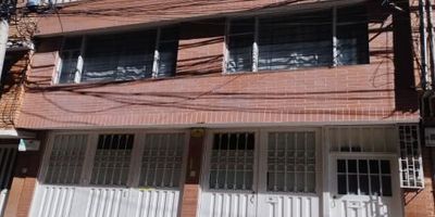 Inmobiliaria la Española, codigo 10295

CASA 3 pisos
1 PISO local, 2 baños, 1 depósito
2 PISO sala, comedor, 2 habitaciones, estudio, 1 baño, cocina
3 PISO patio de ropas, terraza




