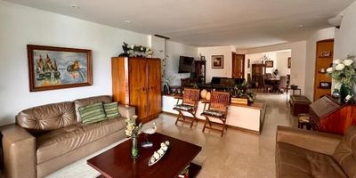 Viva la experiencia de un hogar luminoso y acogedor en el exclusivo sector de Santa María de los Ángeles, El Poblado


Espacios amplios y luminosos.
189 m2 de área total, diseñados para el máximo confort.
3 habitaciones espaciosas, ideales para familias o quienes buscan espacio adicional.
4 baños completos, incluyendo habitación de servicio.
Sala, comedor, biblioteca, linos, zona de ropas.
Habitación y baño del servicio.
2 balcones que ofrecen vistas encantadoras y espacios para relajarse.
3 parqueaderos privados.
1 cuarto útil para almacenamiento adicional.

Zonas comunes del edificio.
Portería 24 horas para tu seguridad y tranquilidad.
Ascensor para mayor comodidad.
Zonas verdes que invitan al descanso y la recreación.

A pocos minutos de la estación del Metro Aguacatala, facilitando el acceso a toda la ciudad.
Excelentes vías de acceso y cercanía a diversas rutas de transporte público, para moverte con facilidad
Disfruta de la cercanía al exclusivo Club Campestre.