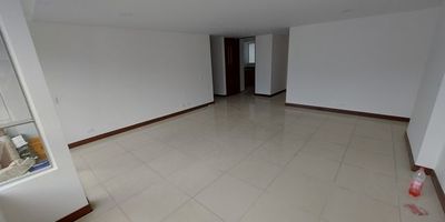 Este encantador apartamento de 113m2, ubicado en el exclusivo sector de Zúñiga, Envigado, te ofrece un estilo de vida cómodo y funcional. Cuenta con una vista panorámica desde el balcón, donde se aprecia la belleza del entorno natural y urbano de Envigado.
Características que enamoran.
Espacios amplios y luminosos. 
113 m2 de área total, diseñados para el máximo confort.
Sala de estar amplia y luminosa, perfecta para crear un ambiente acogedor.
Salón comedor integrado, ideal para disfrutar de comidas en familia o con amigos.
3 habitaciones espaciosas, ideales para familias o quienes buscan espacio adicional.
3 baños completos, diseñados con acabados modernos.
Zona de ropas independiente para mayor comodidad.
Sala de estudio, perfecta para trabajar desde casa o disfrutar de momentos de lectura.
Exteriores para disfrutar. 
Balcón privado, con vistas panorámicas del entorno.
Comodidad y funcionalidad.
1 parqueadero privado.
Zonas comunes para disfrutar.
Portería 24 horas