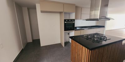Se Vende espectacular apartamento remodelado y moderno en el Exclusivo Sector de CHICO-NORTE  en la ciudad de BOGOTA, cuenta con un área de 124,5 m2 , dos garajes cubiertos, dos habitaciones, estudio ,cocina y amplia zona de oficios, dos baños, ubicado en edifico en el primer piso, iluminado, esta recien remodelado para estrenar  a 15 minutos de los centros comerciales  la 93,Parque Virrey, Unicentro, Hacienda Santa Bárbara y Centro Andino, con gran cercanía al parque de la 93, Acceso a Transmilenio. Primer piso con mezzanine ubicado a la altura del segundo piso el precio incluye administración ¡agenda ya¡