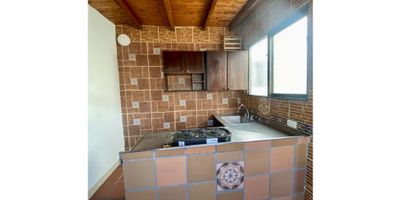 De 40 metros cuadros SECTOR TRANQUILO, ILUMINACIÓN NATURAL, IDEAL PARA UNA PERSONA. 

1 alcoba con closet, 1 baño cabinado, ventanas, cocina semi integral, red de gas, zona de ropas, pisos en baldosa, piso 4 por escalas.

CERCA DE: Iglesia de Boyacá las Brisas, Centro de recreación Colgate Palmolive, transporte público, Carlos Holguín, D1, tiendas. 
