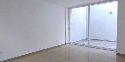 Se arrienda Casa ingenio 3 de 250 mts. Amplias areas para uso comercial. Consta de sala comedor, cocina integral, 4 habitaciones la principal con vestir y baño, estudio, zona de TV, cuarto empleada con baño, patio interno y patio trasero, balcón, 2 parqueaderos.  Excelente ubicación, cerca a centros comerciales, clinica, colegios y universidades, parques y zonas verdes.