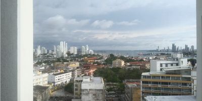 Si estás buscando una oficina para alquilar en una ubicación privilegiada en Cartagena de Indias, ¡has llegado al lugar indicado! Esta oficina se encuentra en el corazón de la ciudad, en el departamento de Bolívar, ideal para aquellas personas que necesitan tener todo al alcance de su mano. Con un área construida de 68 M2, este espacio ofrece una excelente distribución que se adapta a diferentes necesidades de trabajo.

Con un baño auxiliar, esta oficina ofrece todas las comodidades para tu día a día. Además, cuenta con los servicios básicos de agua, electricidad y aire acondicionado, garantizando un ambiente de trabajo cómodo y agradable. También cuenta con un baño auxiliar, ideal para atender tus necesidades en cualquier momento del día.

En cuanto a sus características externas, este inmueble cuenta con todas las comodidades necesarias para tu comodidad y la de tus clientes. Dispone de un ascensor y una portería/recepción, lo que te brinda seguridad y comodidad al ingresar y salir de la oficina. Además, estarás rodeado de una zona comercial, con centros comerciales cercanos y transporte público a pocos pasos.

Si lo que buscas es un espacio tranquilo y al aire libre para tomar un descanso o tener reuniones al aire libre, este inmueble es perfecto para ti. Se encuentra cerca de parques que te brindarán un espacio de relajación y desconexión del bullicio de la ciudad.

La seguridad también es una preocupación para nosotros, por lo que este inmueble cuenta con vigilancia las 24 horas y una planta eléctrica que garantiza el suministro de energía en caso de algún corte repentino. Y no menos importante, se encuentra sobre una vía principal, que te garantiza una excelente conectividad con otras partes de la ciudad.

No esperes más y convierte esta oficina en tu nuevo espacio de trabajo en Cartagena de Indias. ¡Contáctanos ya para agendar una visita y conoce todas las ventajas que este inmueble tiene para ofrecer!
