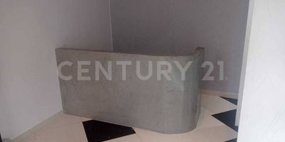 Este local comercial se encuentra estratégicamente ubicado en el Barrio Ortiz, una zona de gran flujo peatonal y vehicular en Apartadó, ideal para establecer un negocio debido a su visibilidad y acceso conveniente.

El local cuenta con una fachada de acceso completo y bien iluminada que permite una excelente visibilidad desde la calle, lo que resulta ideal para atraer clientes potenciales. El espacio interior ofrece una distribución diáfana y versátil, permitiendo adaptarse a diversas necesidades comerciales a pesar de su poca área. Los acabados interiores disponen de pisos de fácil mantenimiento y una distribución que optimiza el espacio para exhibición de productos o servicios. Además, podría contar con un pequeño espacio de almacenamiento 
El local incluye instalaciones eléctricas adecuadas para equipos comerciales ideales para intalar sistemas de iluminación que realcen la presentación de productos o servicios.

La ubicación estratégica en el Barrio Ortiz garantiza una alta afluencia de personas, lo que es ideal para atraer clientes potenciales. Además, puede estar cerca de otros negocios, áreas residenciales o centros comerciales, lo que aumenta su atractivo como destino comercial.