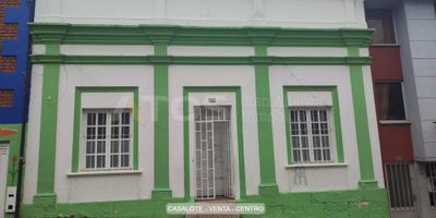 ¡Atención inversionistas! Atos Inmobiliaria te presenta una oportunidad única que no puedes dejar pasar. Este amplio casa-lote de 238 metros cuadrados está situado en el corazón de Tunja, en una zona estratégica que combina la tradición y la modernidad. A tan solo unos pasos de la histórica Plaza de Bolívar, la imponente Catedral Basílica Metropolitana y el vibrante Parque Principal, tendrás acceso inmediato a todos los servicios y comodidades que ofrece el centro de la ciudad. La propiedad, que cuenta con 5 alcobas, dos patios y cocina, se encuentra rodeada de zonas comerciales, bancos, restaurantes y está perfectamente conectada con el transporte público, lo que hace de este un lugar ideal tanto para vivir como para emprender. Además, su uso de suelo institucional, comercial y de servicios abre un abanico de posibilidades para desarrollar proyectos con alto potencial. ¡No dejes pasar esta gran oportunidad de inversión! Agenda tu cita y asegura tu futuro con una inversión sólida y rentable.